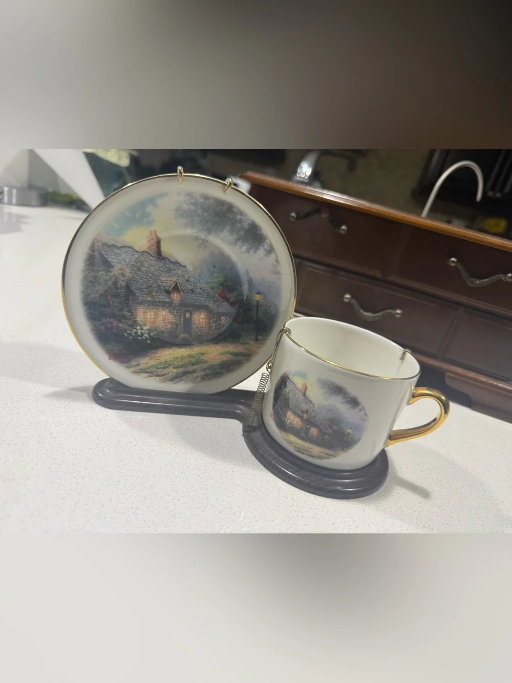 Thomas kinkade moonlight cottage cup and plate set with stand
